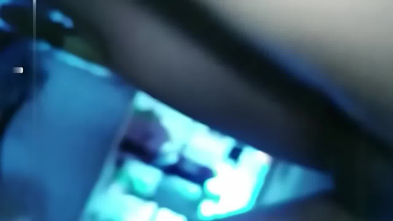  哥哥分享嫂子，直播乱伦大秀，蒙眼调教狗链锁喉自学狗爬 的剧照4