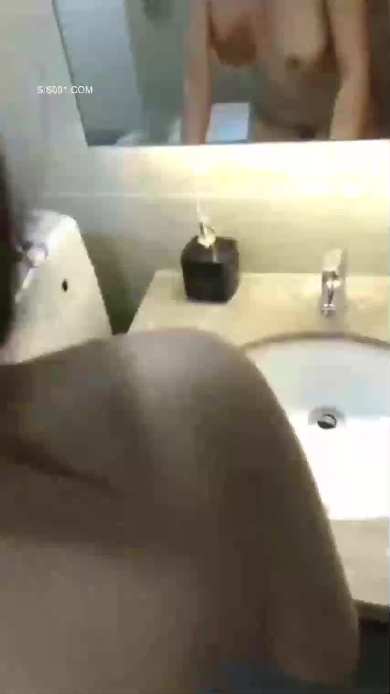  卫生间操漂亮大奶美眉_啊，好爽，不要，插我啊，不要停_ 长的骚叫的骚，给99分少1分怕她飘 的剧照7