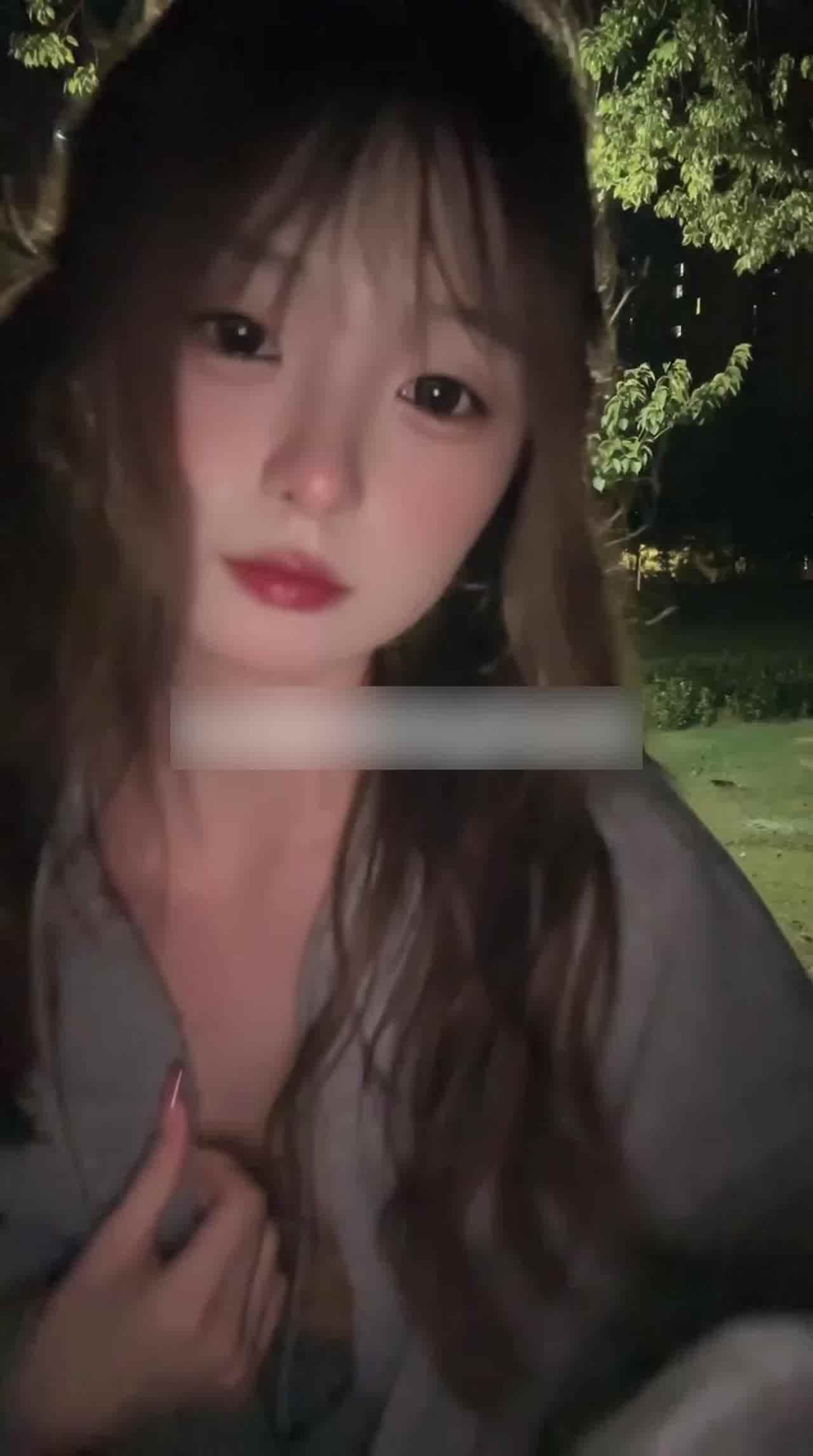  公园双马尾小母狗 的剧照8