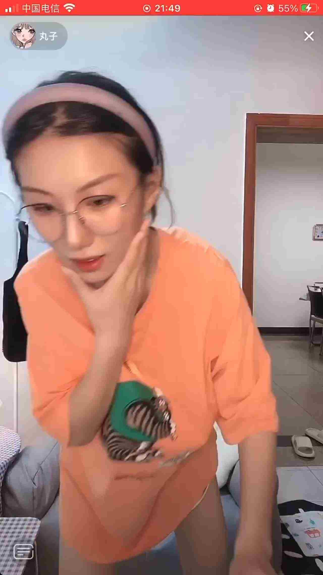  抖音快手走光系列-故意走光装无辜 的剧照5