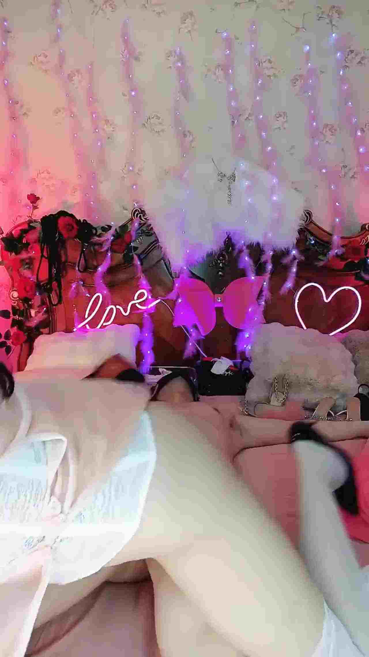  黑色礼花 仙女主播下凡吃凡人鸡巴 的剧照6