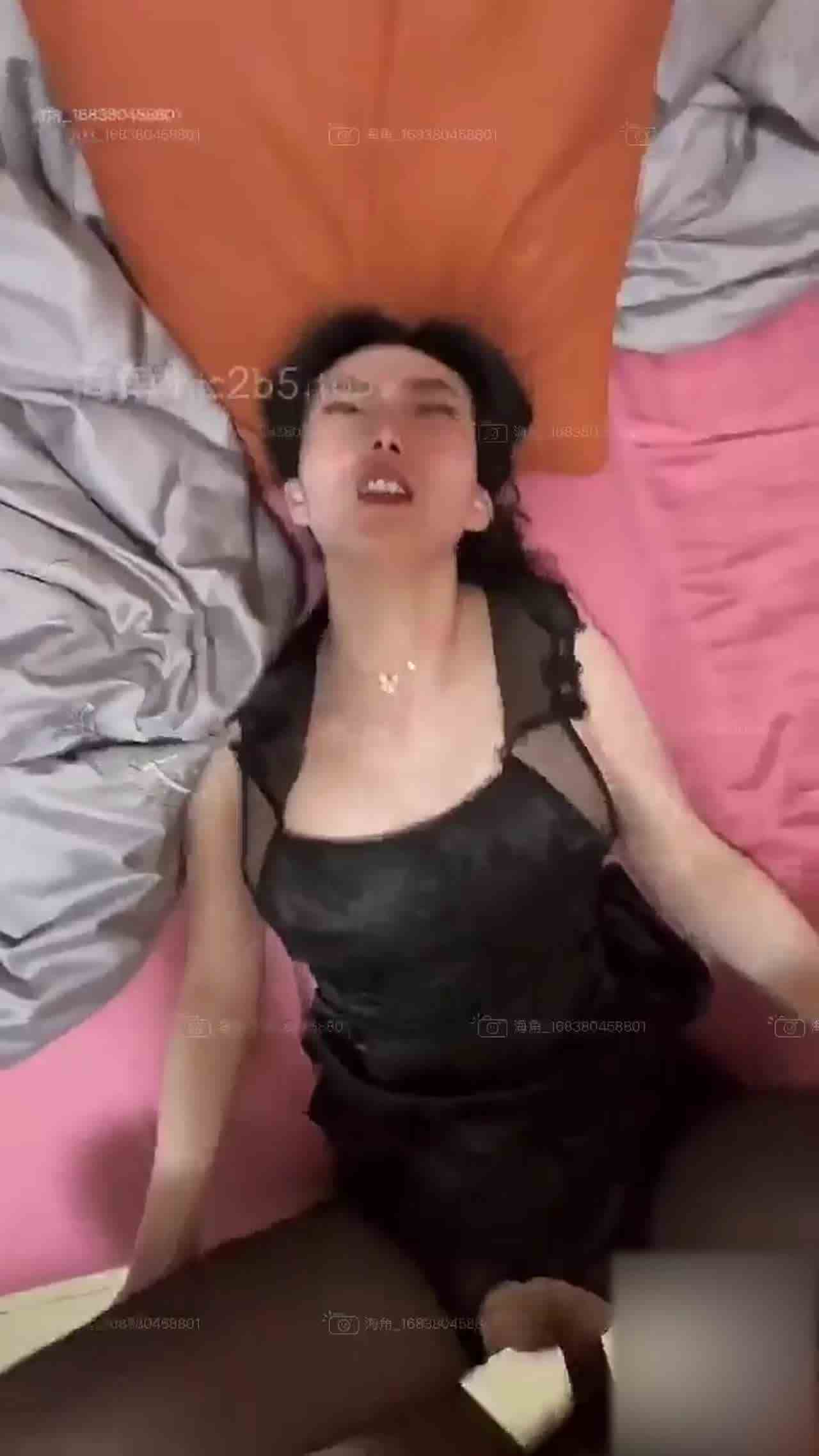  山东00年极品眼镜反差婊少妇曹X可性生活曝光性和海友性爱视频 的剧照7