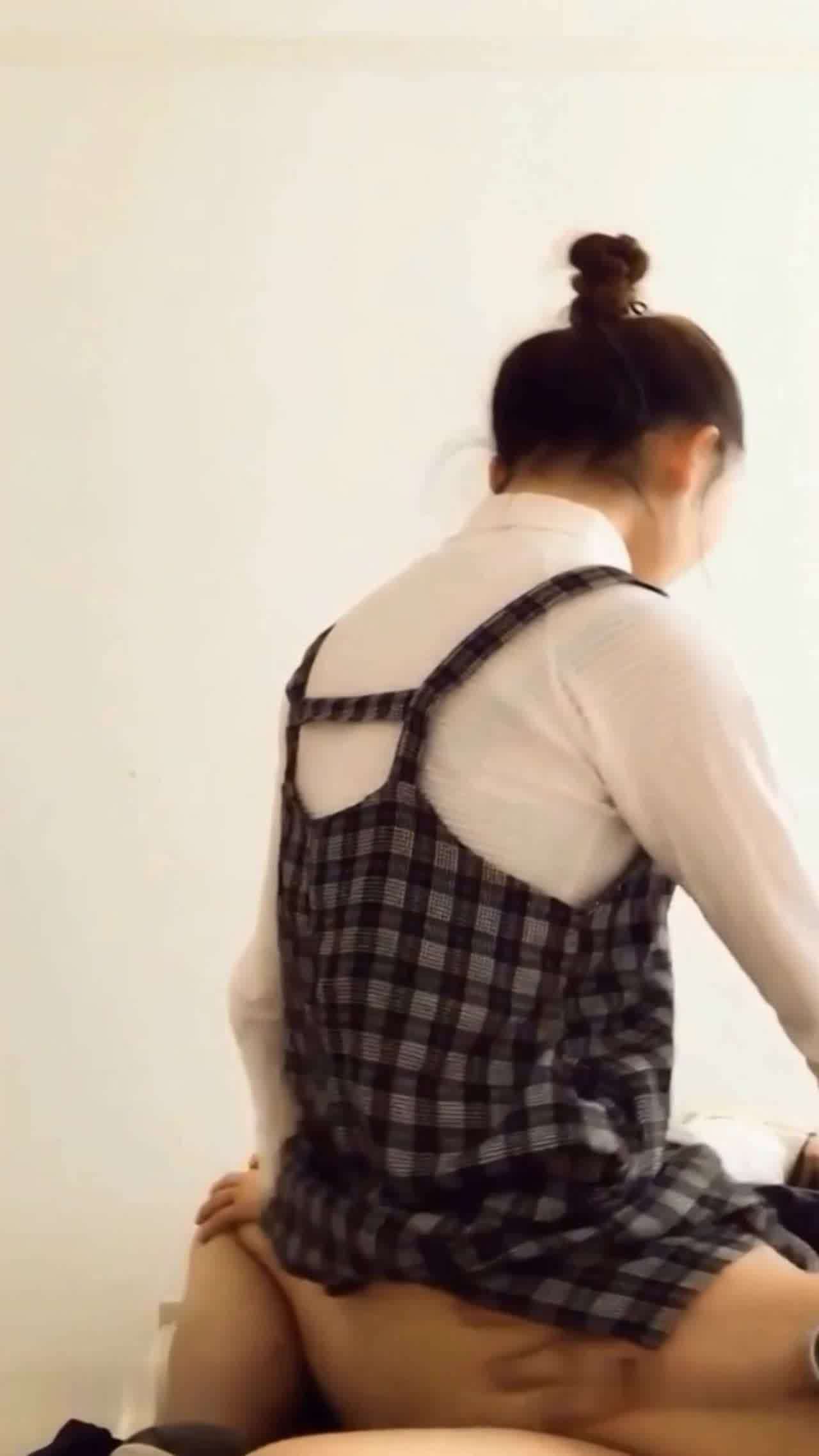  很久没见面的异地情侣下完火车回去掀开裙子就开操,憋坏了，掰开双腿看着自己被插,趴在屁股上狠狠射 的剧照7