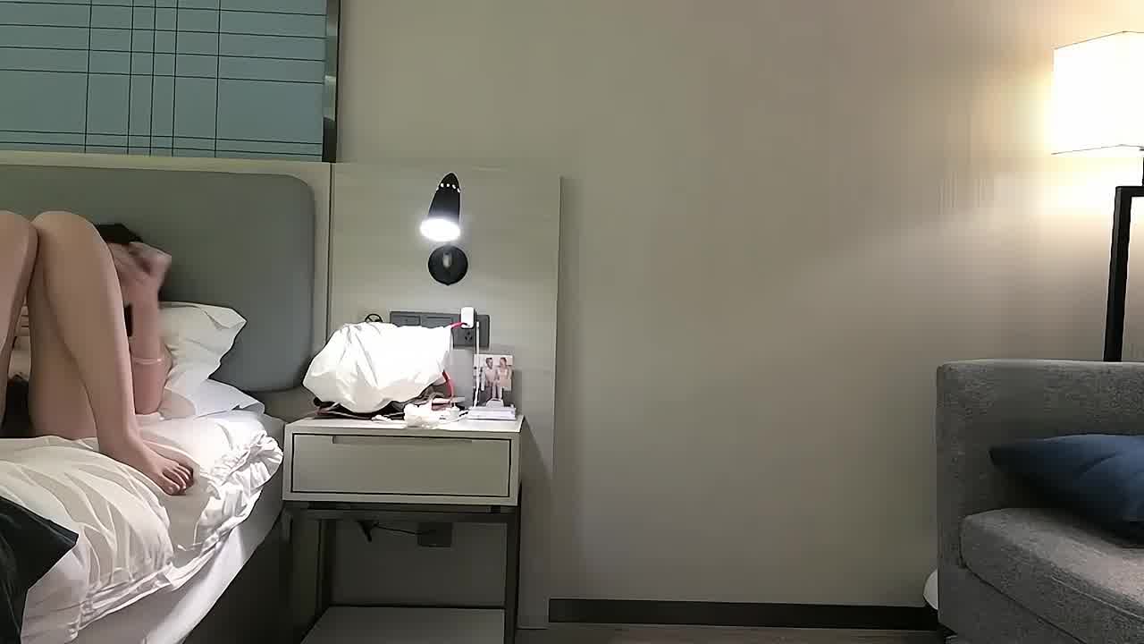  持续疯狂输出翘臀年轻少妇，操瘫在床淫水被操干了 的剧照5