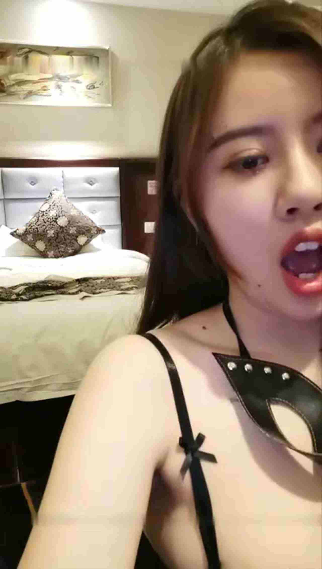  面具戴上就性格大变成淫荡皇后（一） 的剧照2