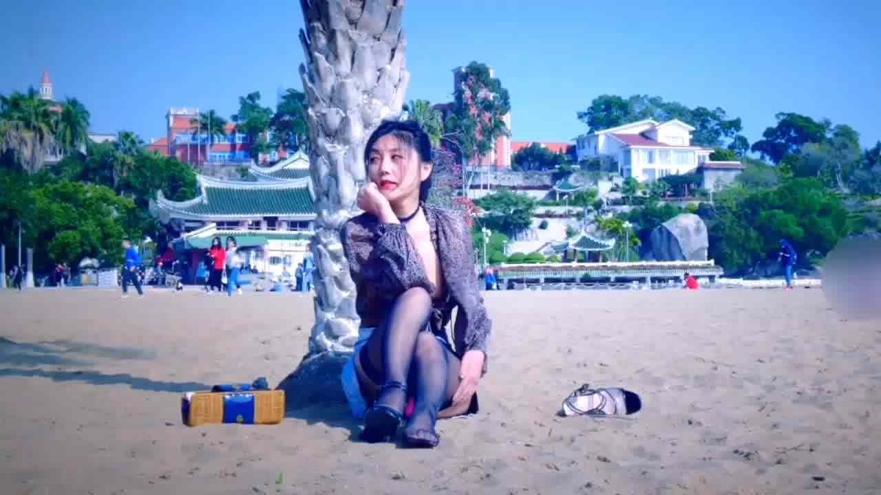  沙滩人群露出自慰原版黑丝长腿身材不错太刺激了几个男人盯着看 的剧照9