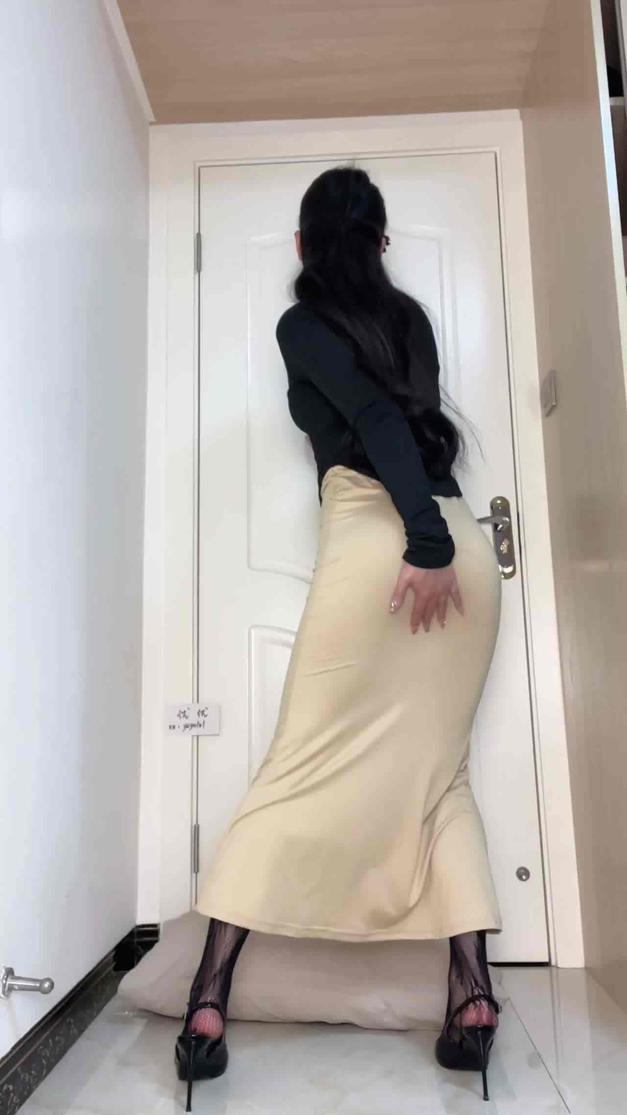  黑衣开档网袜，想骑弟弟的大鸡巴 的剧照8