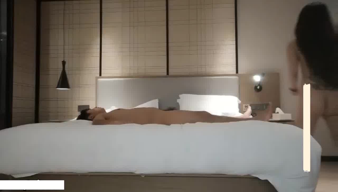  绿裙长相甜美胸前纹身妹子舌吻调情口交上位骑坐抽插后入快速猛操呻吟娇喘 操好久没有射出来女神有点受不了 的剧照10