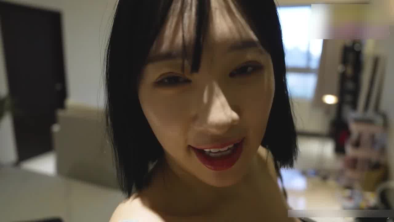  【从没见过这么饥渴的女人，这是爽过头了吧？】穿着高跟鞋小跑回家，裙子都没脱就开始自慰，满穴都是淫水 的剧照5