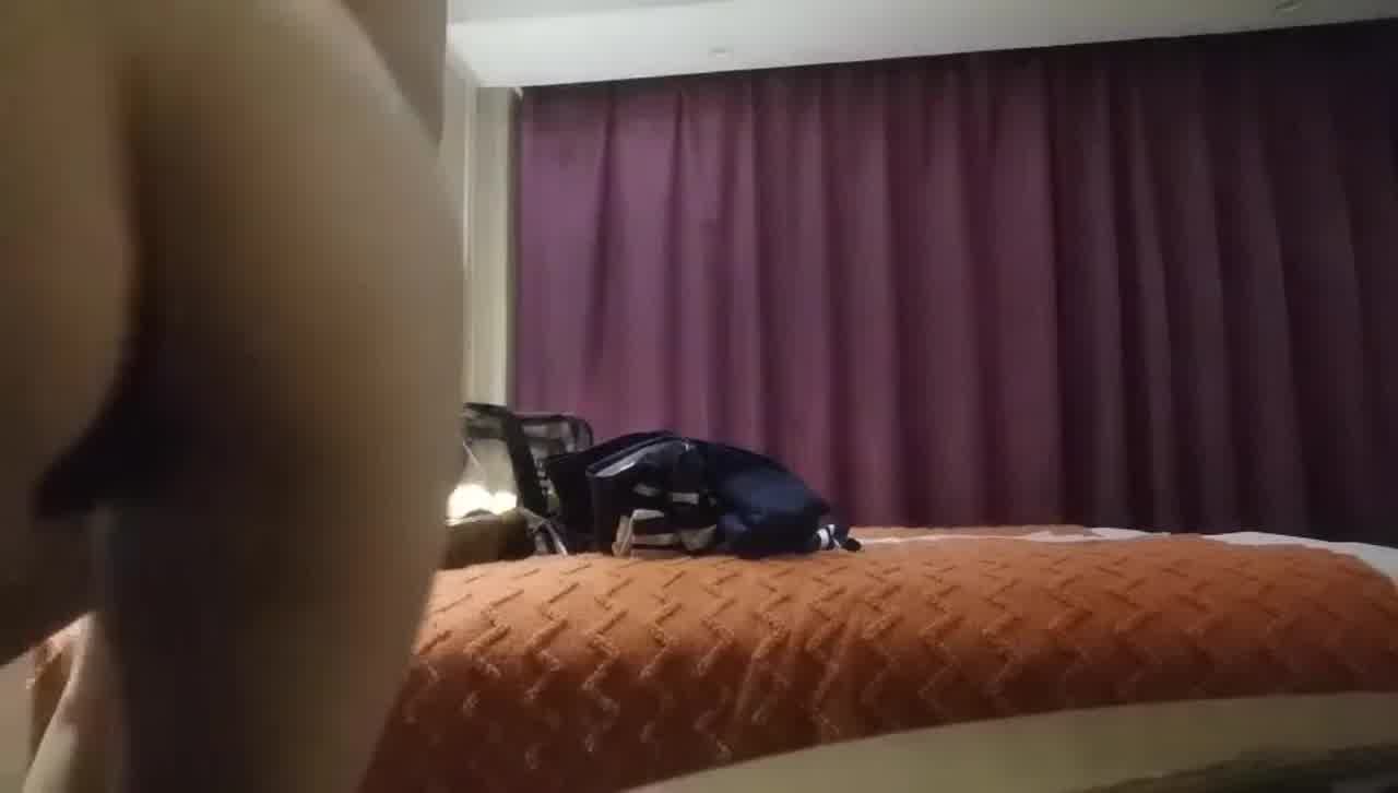  会所选妃帝王套餐全套打炮找一个喜欢的妹子到房间享受服务乖巧的妹子打炮过瘾 的剧照2