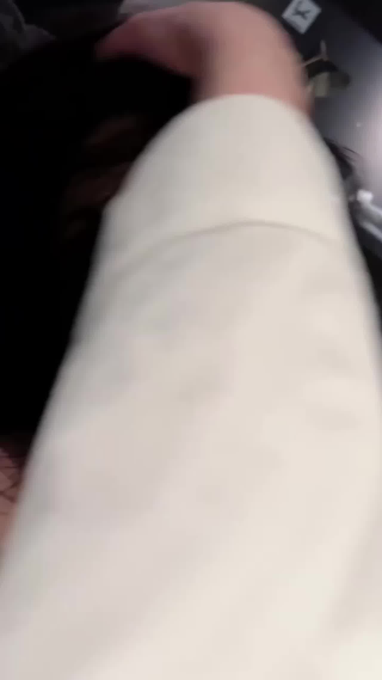  自购推特大神内部群-朋友在外面开派对，舌钉母狗想要了一直舔鸡巴忍着，等朋友走了后脱光衣服让主人用全力 的剧照4