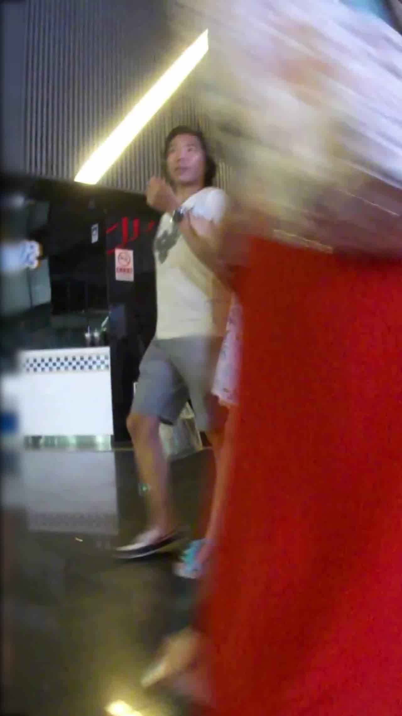  情侣逛商场偷拍别人女友裙底风光 的剧照5