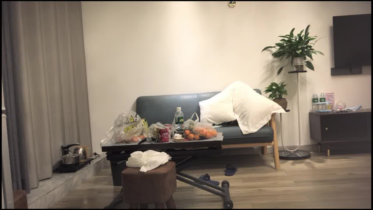  极品瑜伽人妻，大长腿，C罩杯，小伙舌吻调情，无套怒操骚穴，完美喷射，极致享受佳作 的剧照1