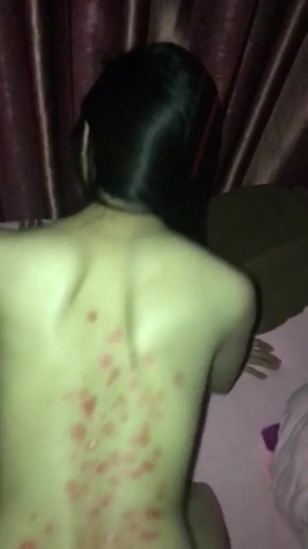  弟弟在隔壁玩电脑…不敢出声的滴蜡 的剧照2