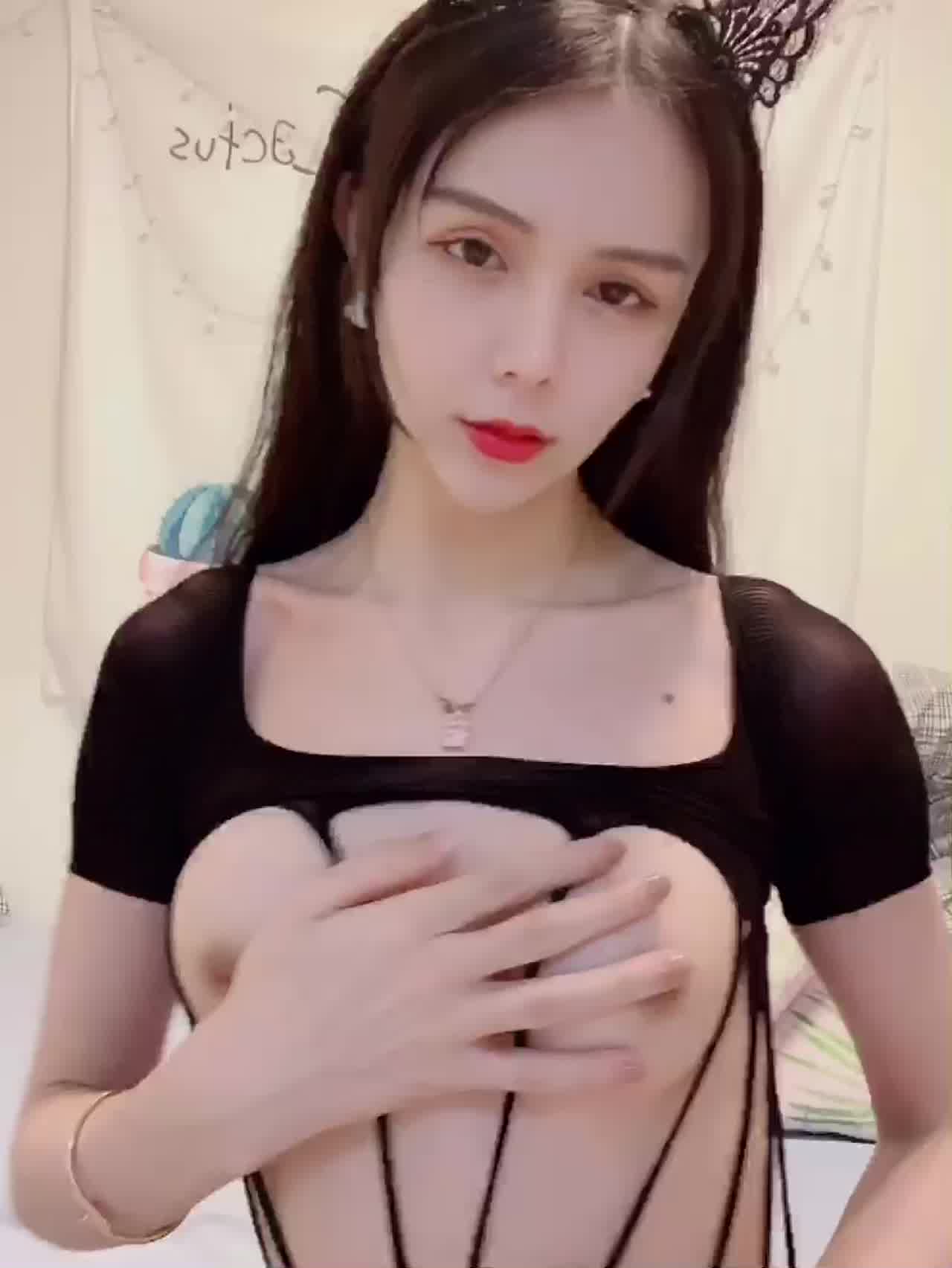  高颜值女神太诱惑了 的剧照6