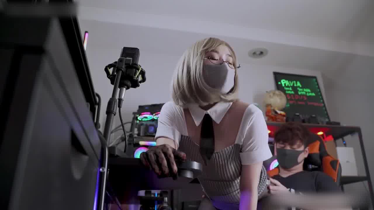  米菲兔 电竞ol美臀舔逼椅子上各种服侍 的剧照5