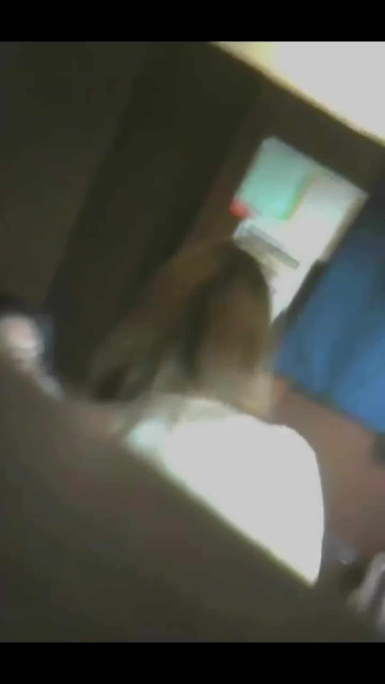  【大学自习室榨精】情绪稳定的学长，学姐动不动就看门口怕被发现，结果被门窗偷拍，男主发现镜头吓得停拍了 的剧照4