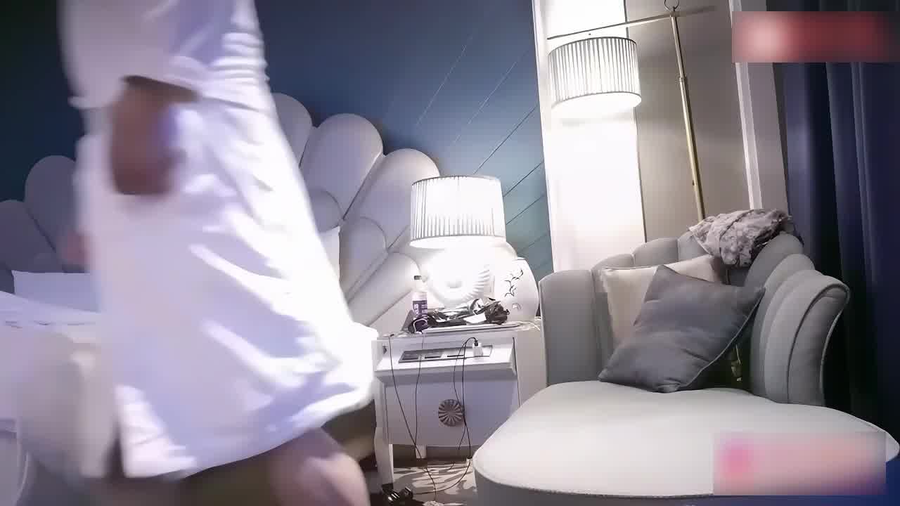  【探花届来了个碎花裙清纯女神】从碎花裙换成情趣黑丝的那一刻，实在是反差，主动戴上肛塞一直求操，4k超 的剧照8