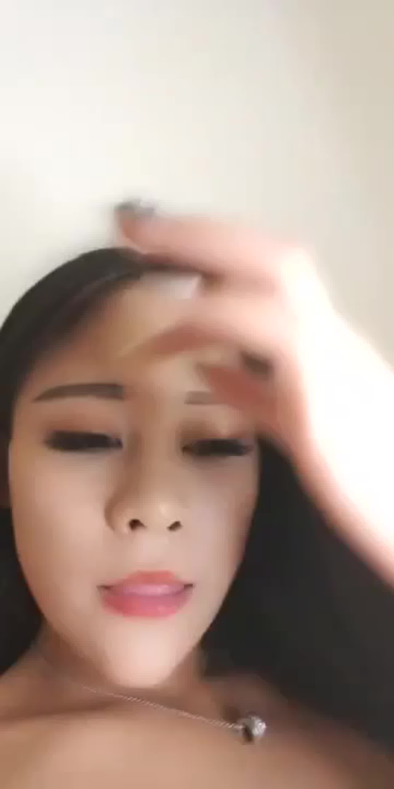  电臀小骚货性感的模样给哥哥口交，主动上位抽插呻吟浪叫 的剧照1