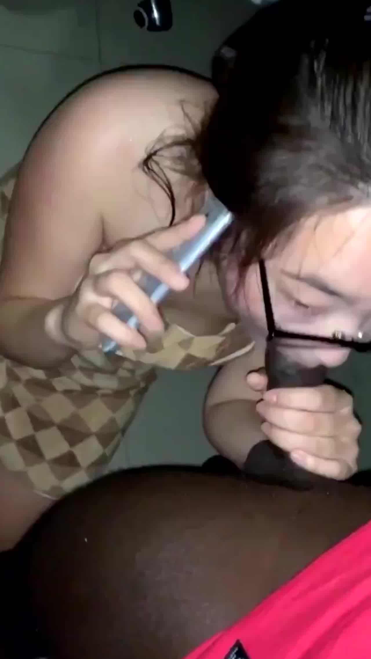  眼镜妹边打电话边吃黑人小哥的鸡巴 的剧照3