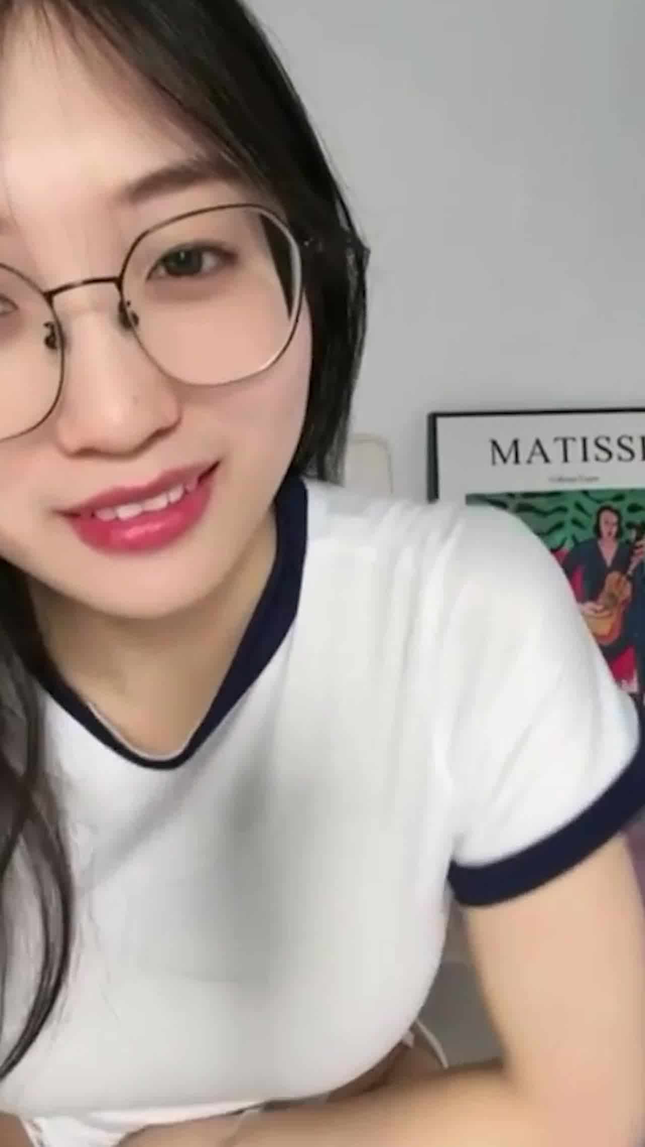  平台极品反差眼镜妹大屁股小姐姐卖力玩高潮痉挛视频福利 的剧照2