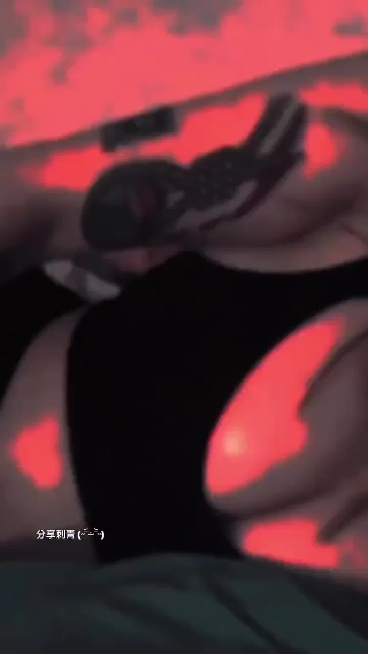  骚气十足刺青妹被我压在床上怒干 的剧照8