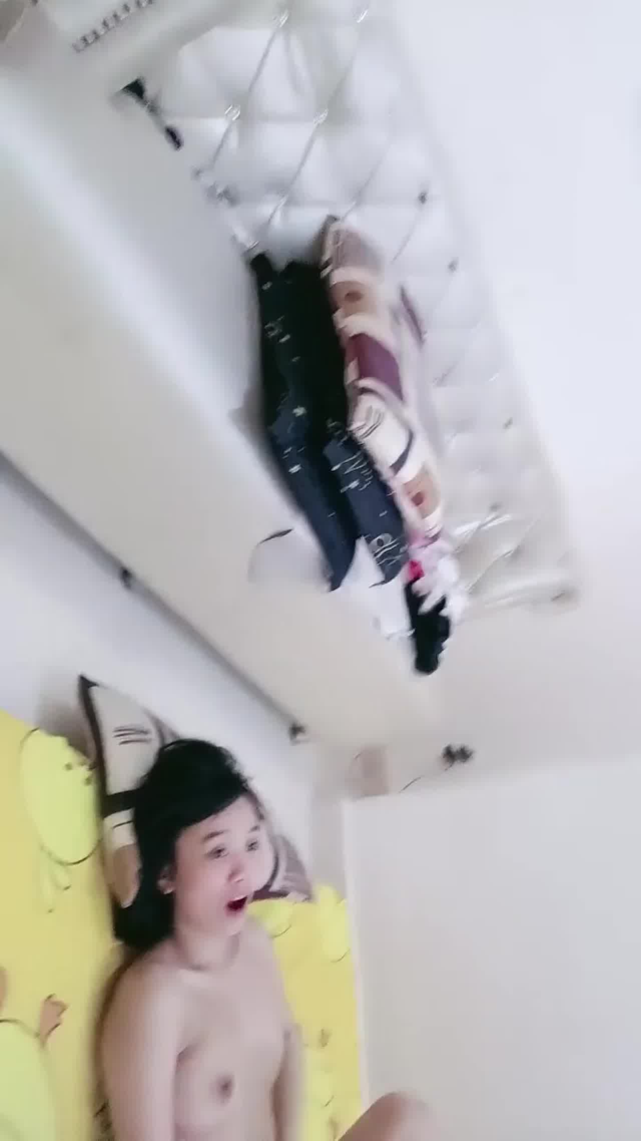  清纯小骚妹床上淫荡调教小母狗做爱姿势100分 的剧照1