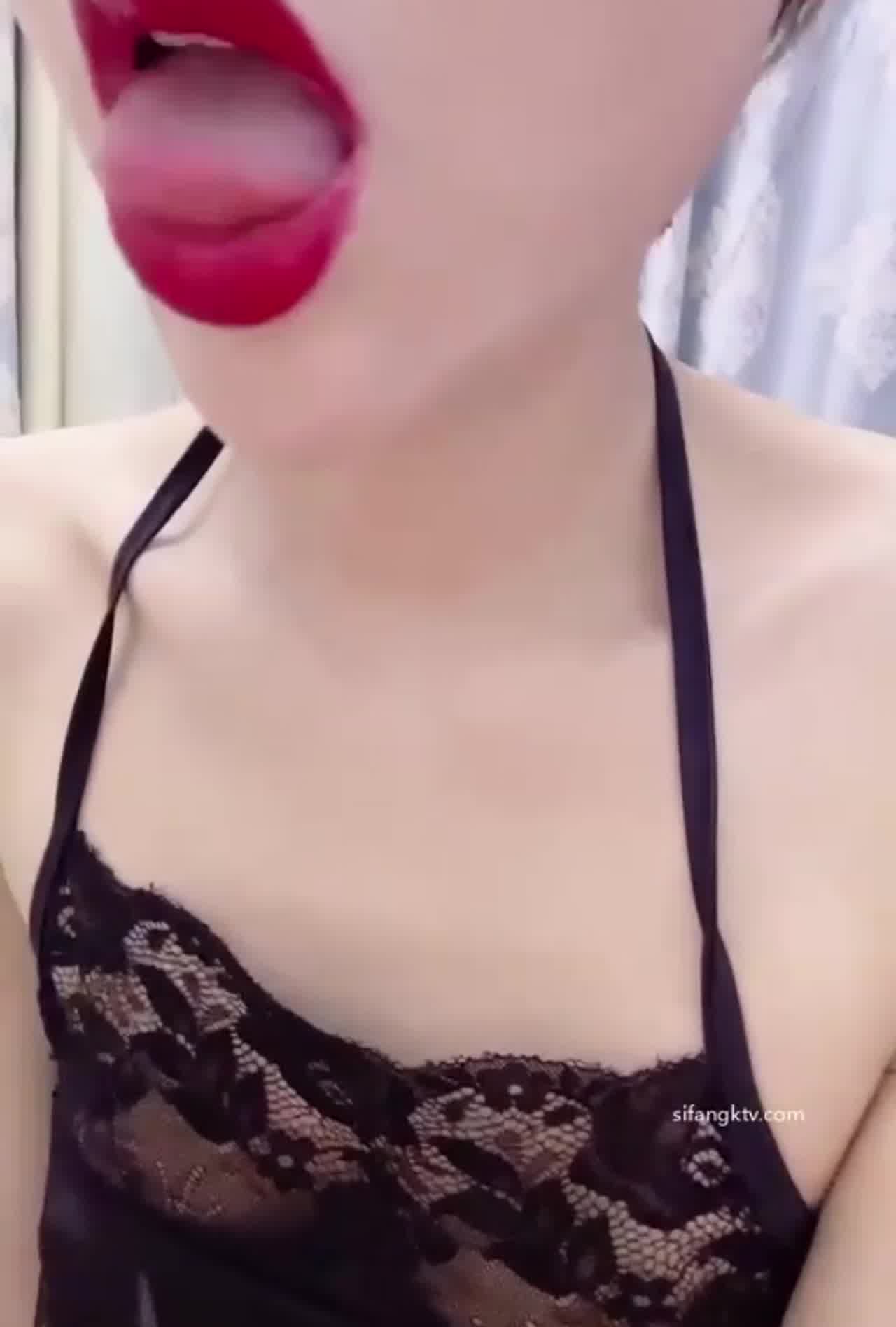  航空空姐私拍外流 淫荡小小肚兜 的剧照7