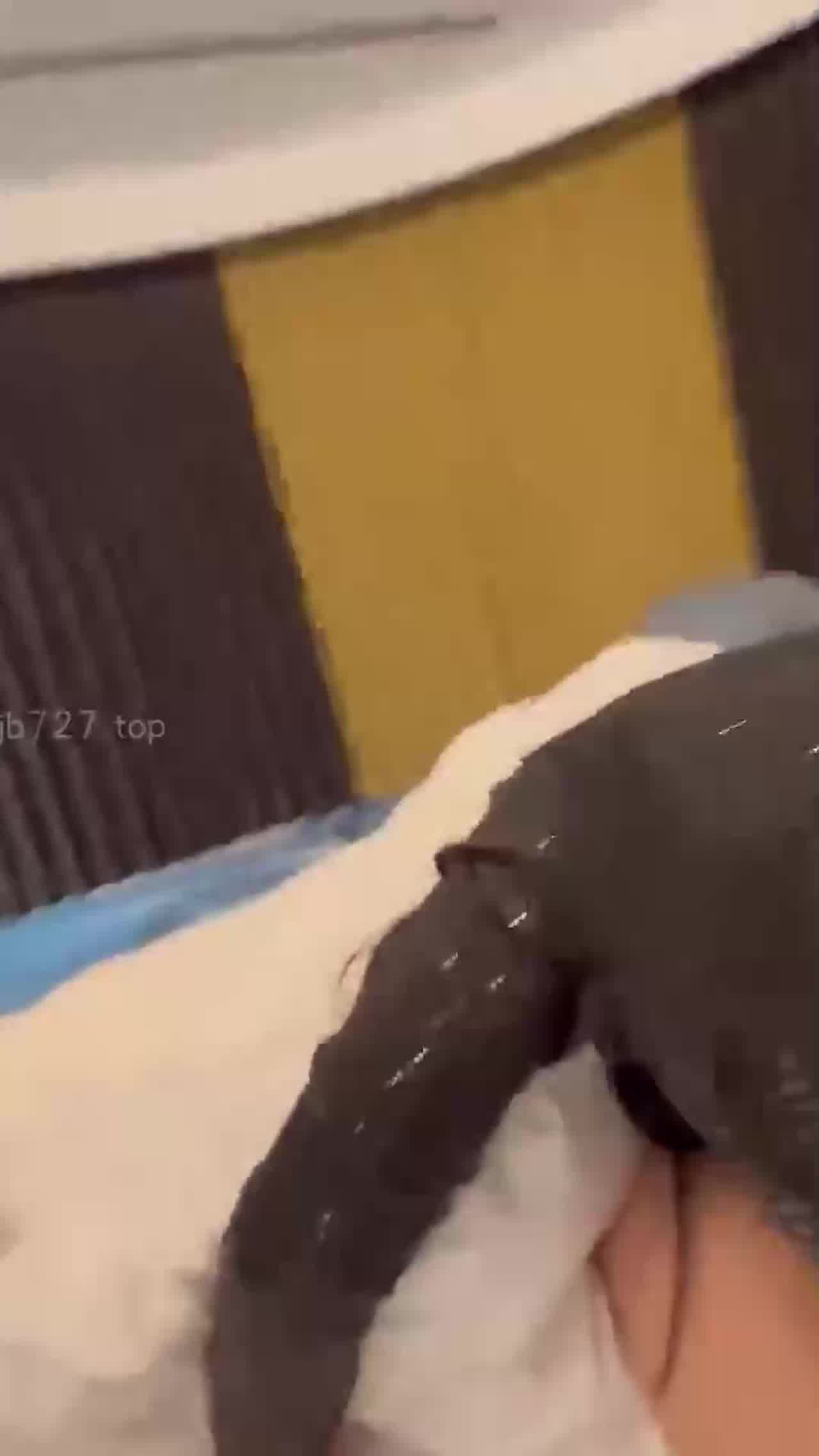  偷情小姨子 牛仔裤一拨开竟然是滑嫩鲍鱼 的剧照5