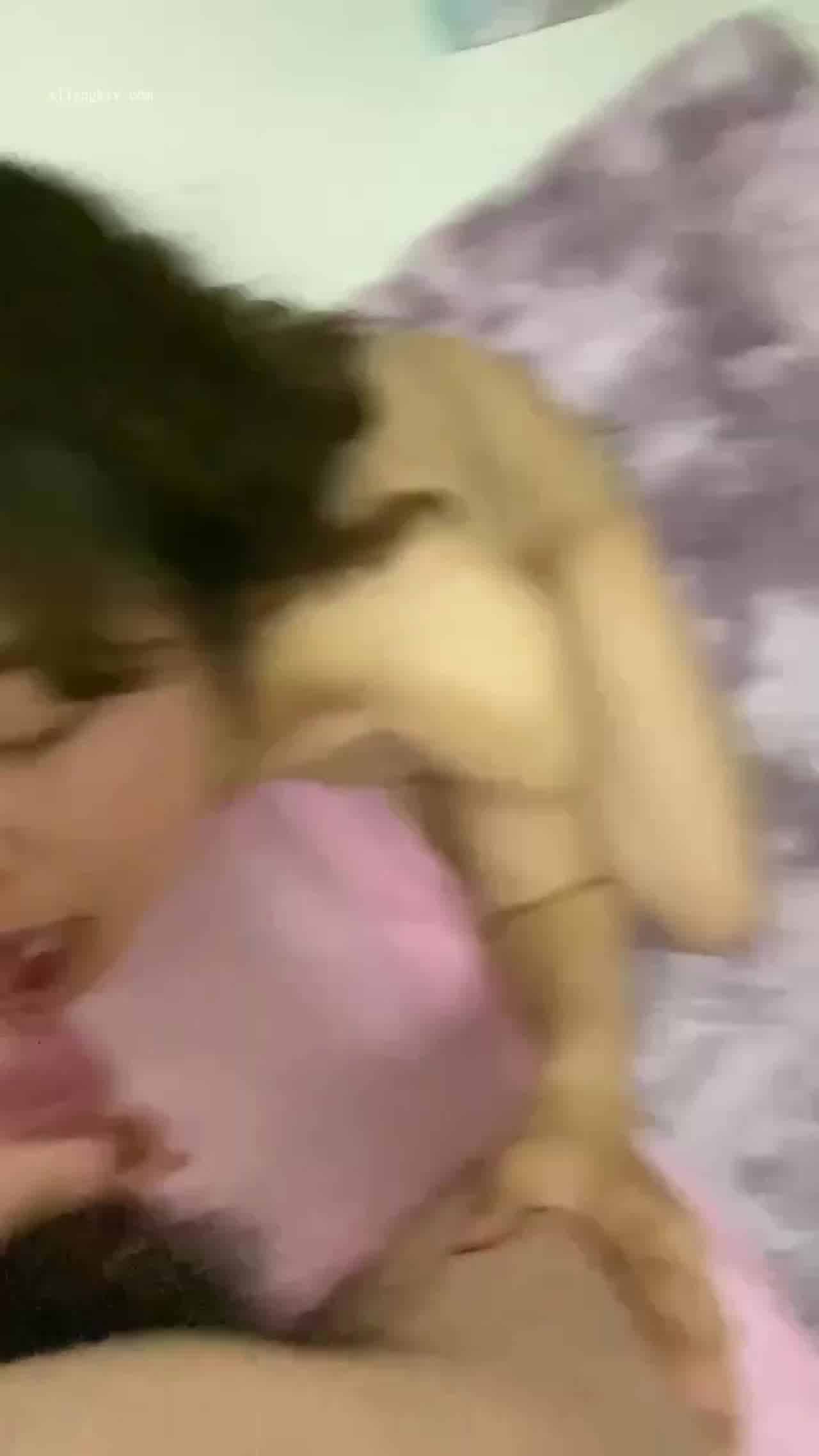  颜射骚母狗射一脸她还想要 的剧照3