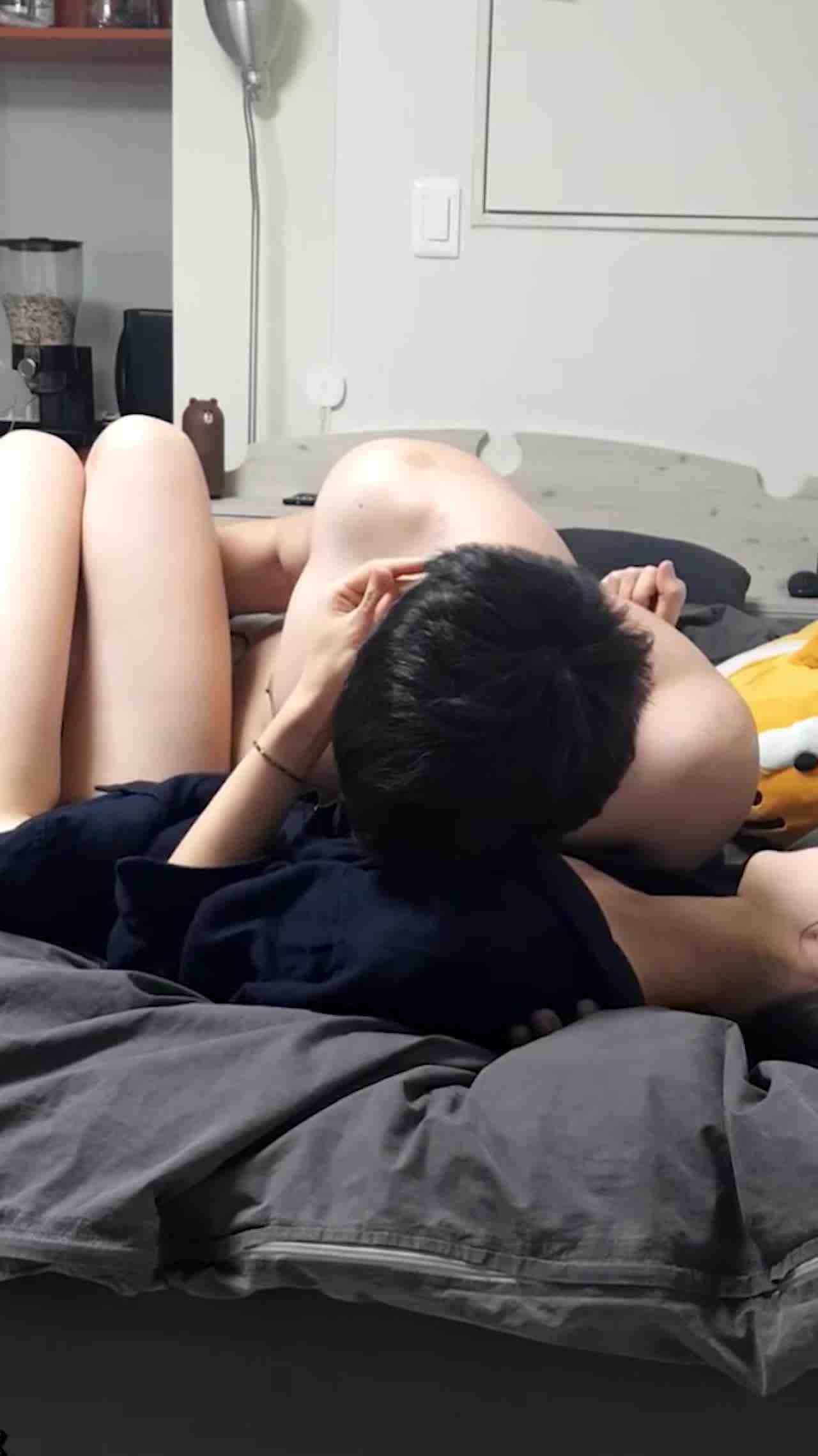  韩国金先生约啪87年女神「柳智慧」，无时不刻享受身体，刷牙洗澡也要操，和少妇姐姐的完美性生活 的剧照10