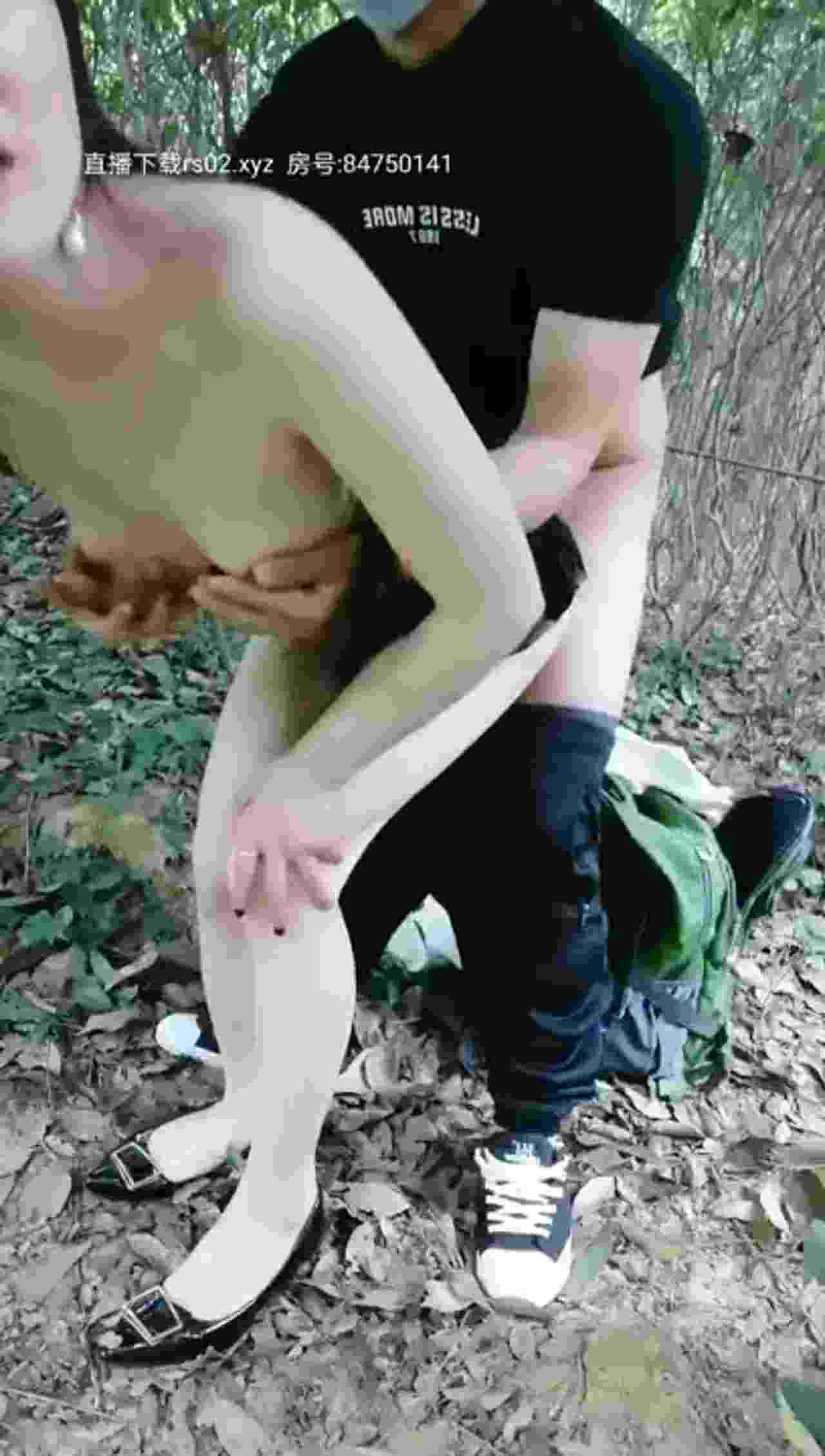  高颜值气质少妇户外野战 的剧照7