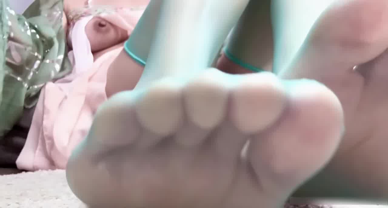  第一视角给哥哥足交 的剧照1