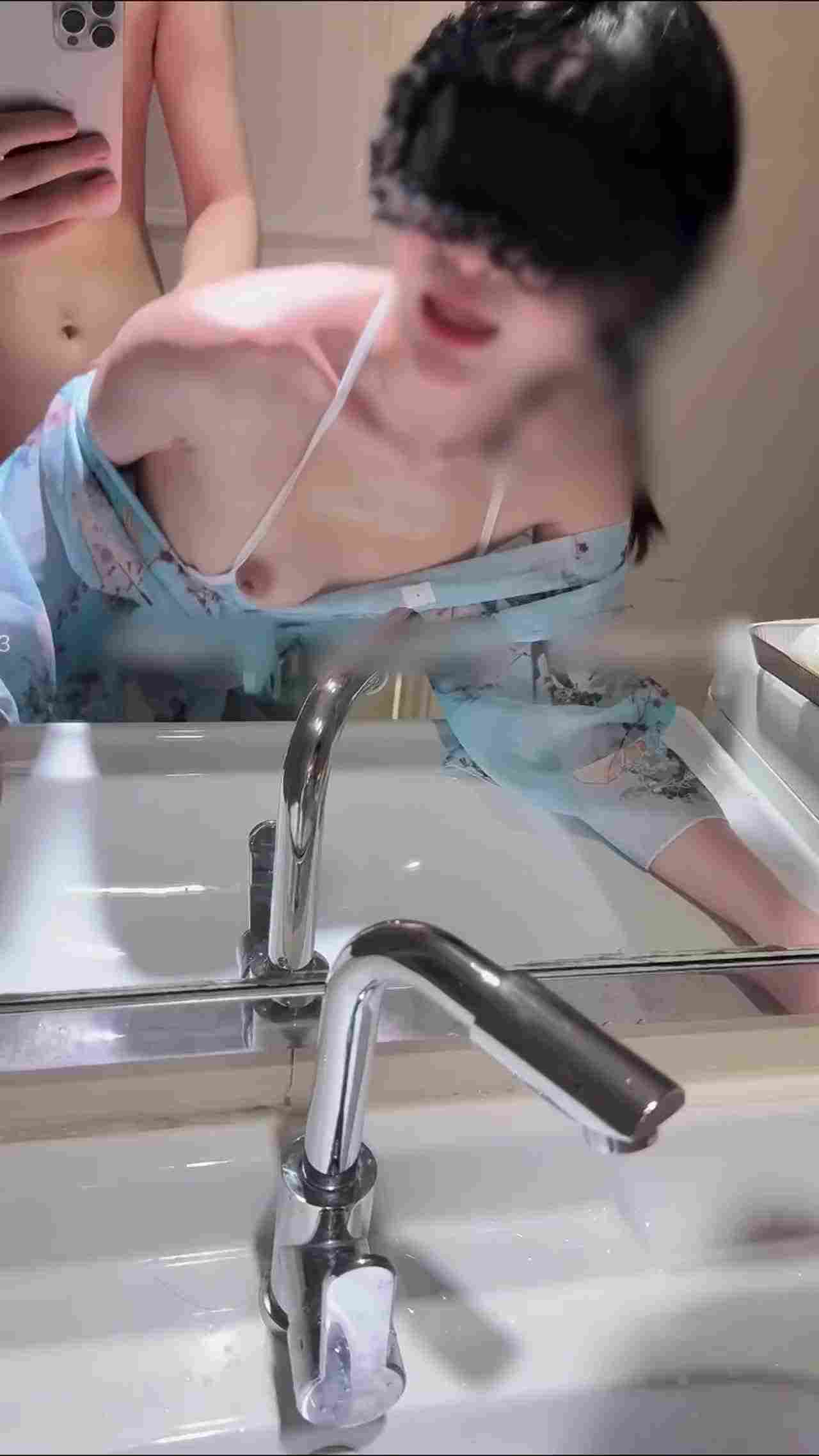  在厕所做爱蒙眼对镜子做爱敏感度UP 的剧照10