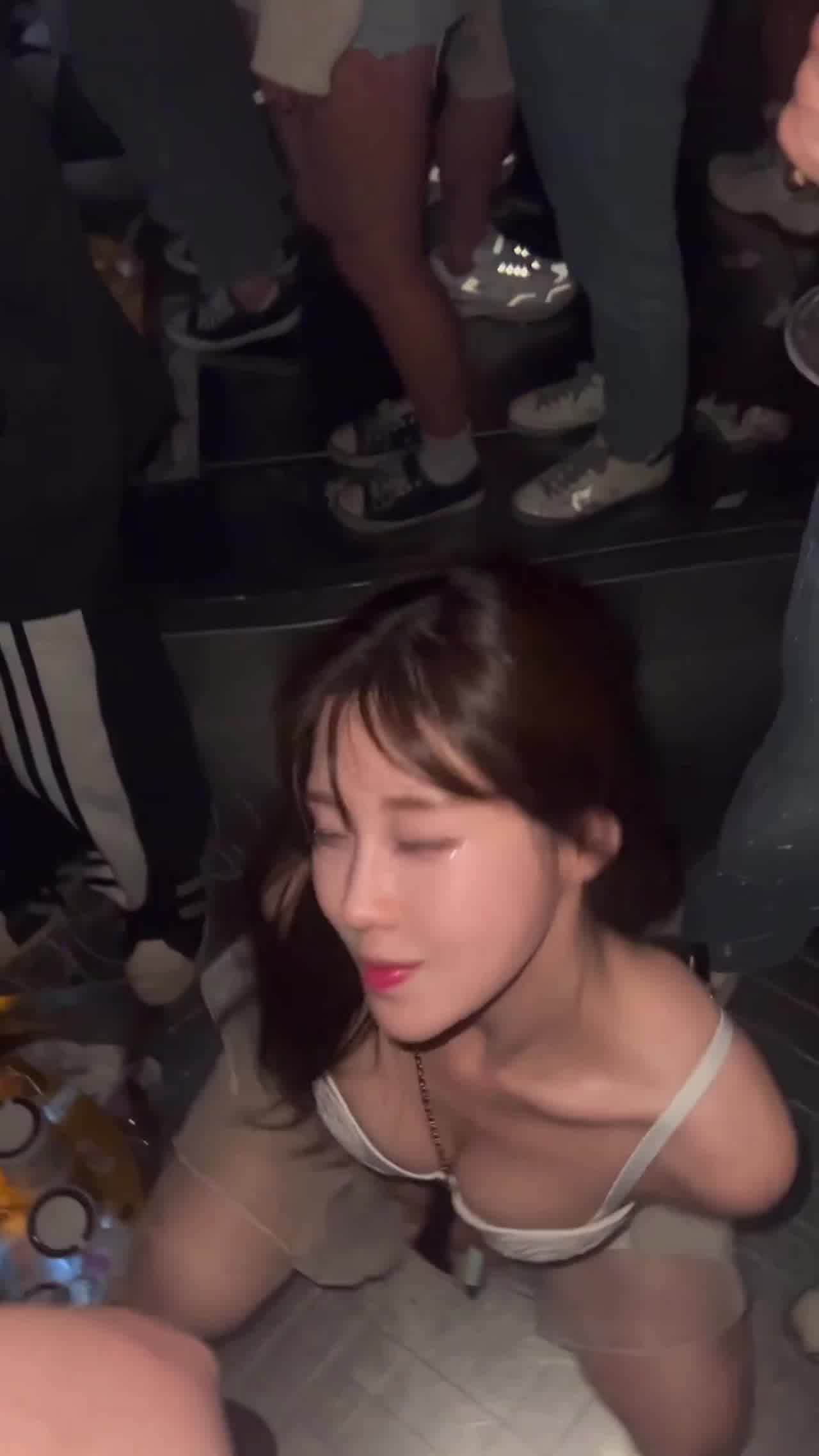  高颜质美女在夜店蹦迪想把他带回家 的剧照8