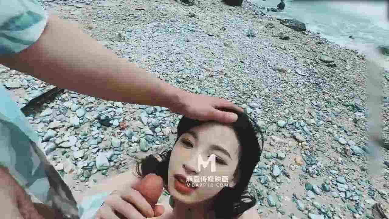  麻豆传媒 艾鲤 海岛恋人-上 无人沙滩上忘情抽插 的剧照10