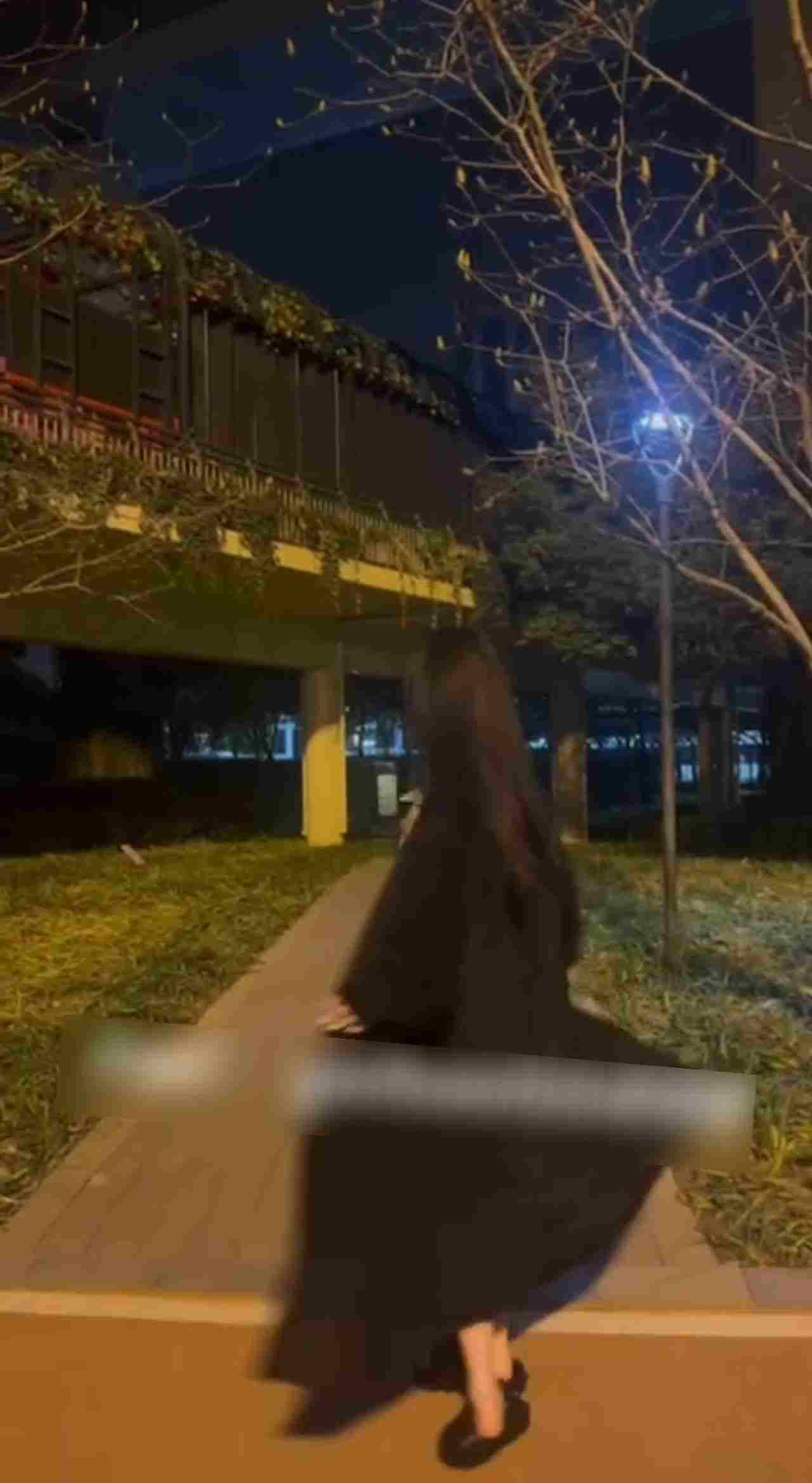  长腿jk马路上漏出拍摄 的剧照2