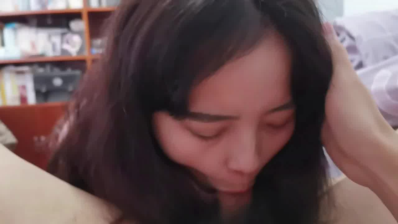  骚货女友穿着黑丝吃肉棒 的剧照1