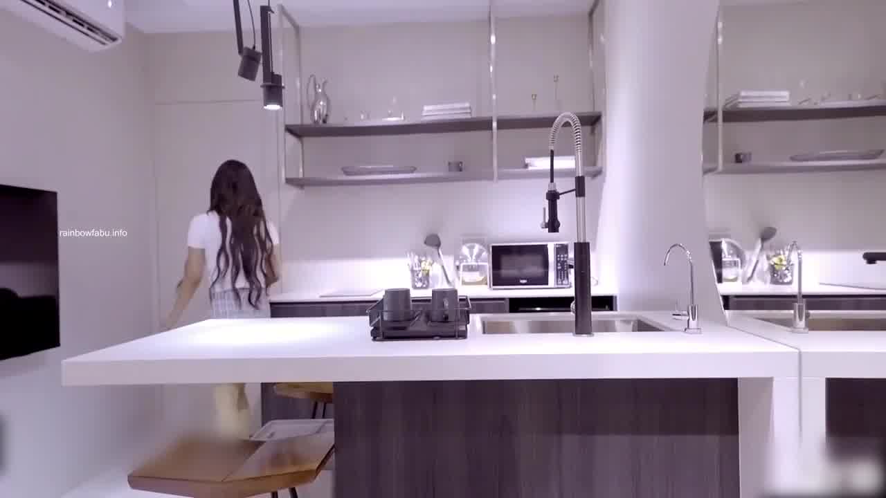  巨乳妙龄女神【乐乐】下班回家途中被电车痴汉尾随趁她熟睡进屋强行交合嘴说不要却迎合着高潮 完整版 的剧照1