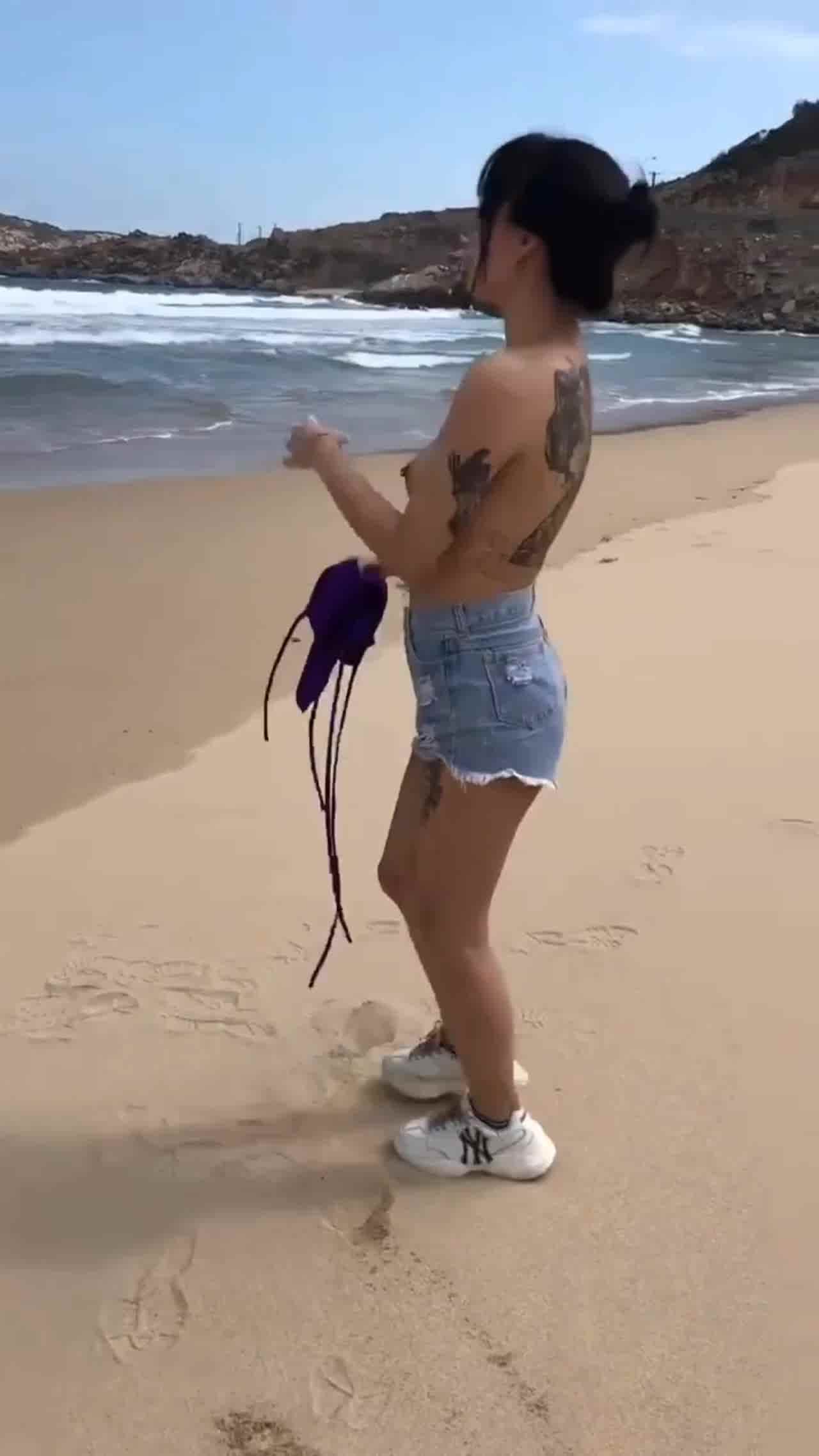  假期没上班，去海边吹吹风 的剧照1