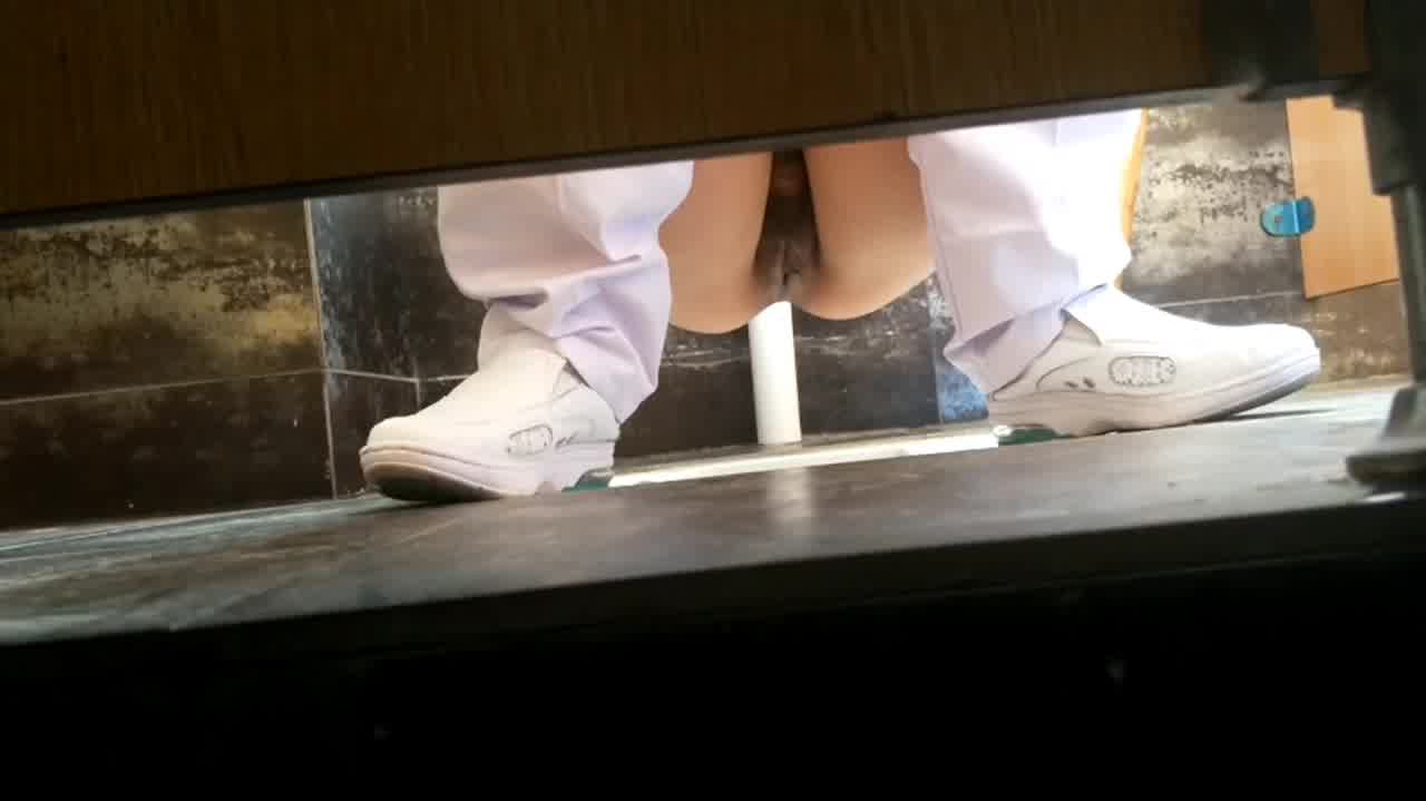  厕拍大神大胆偷拍各类颜值美鲍，故意让人发现 的剧照5