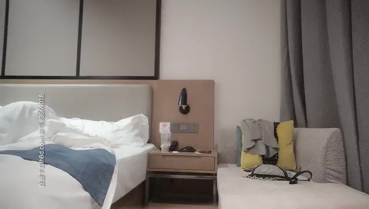  腼腆眼镜小哥1200元单挑气质少妇，搞坏了3个套套也没射 的剧照2