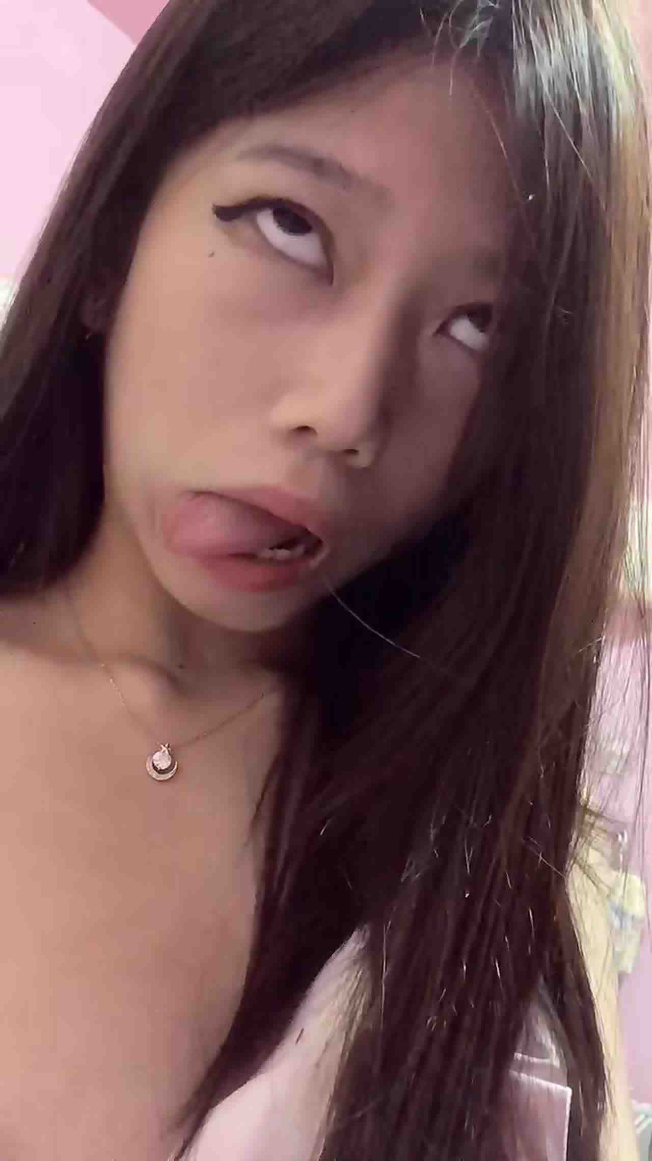  好热呀露个奶子出来透透气 的剧照2