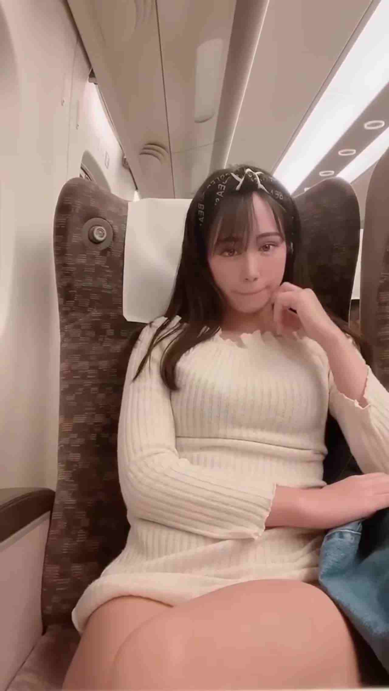  大眼骚妹高铁自摸露出事件 的剧照3