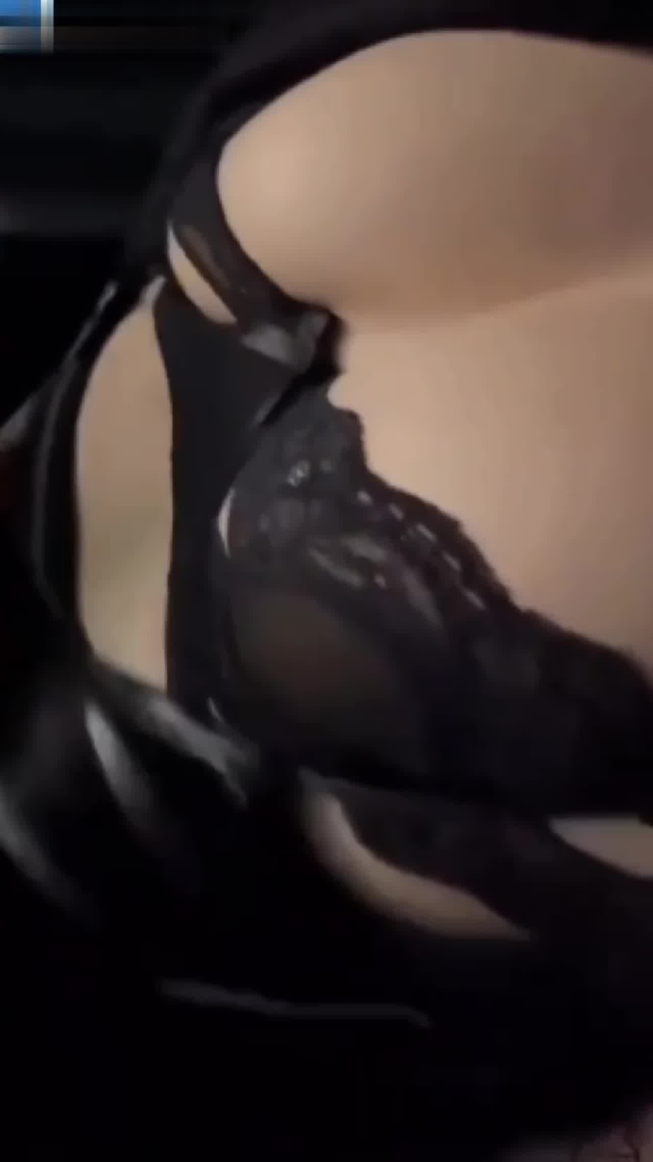  极品爆乳骚鸡还在车里就开始发骚 的剧照4