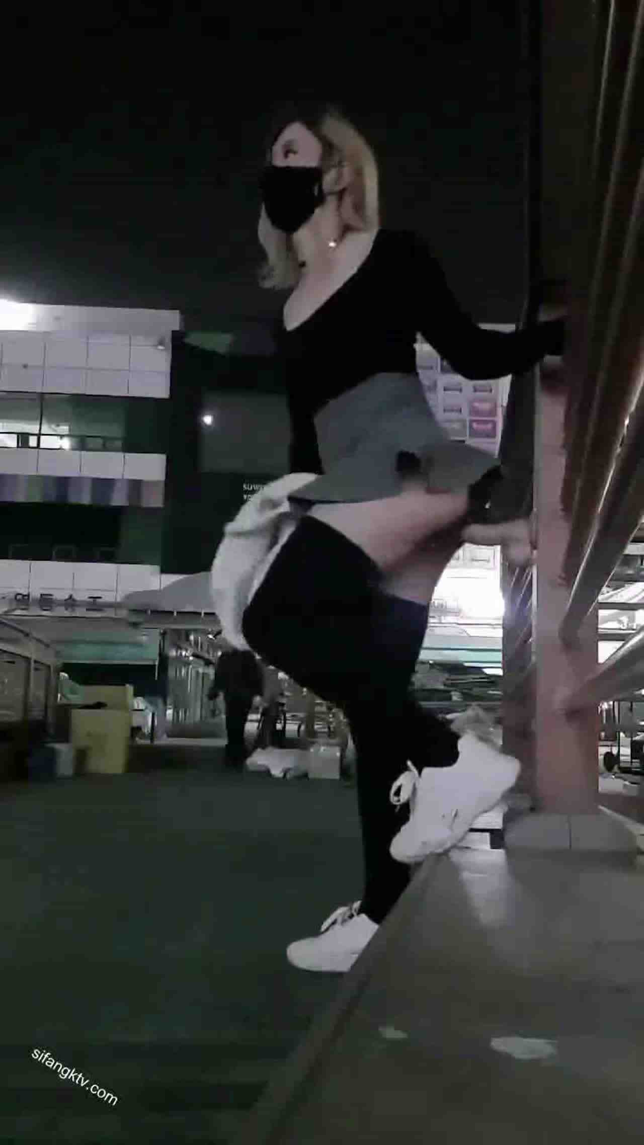  户外偷偷假屌插逼 的剧照2