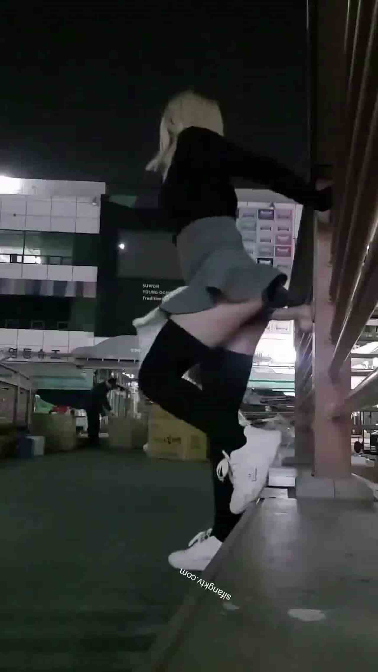  户外偷偷假屌插逼 的剧照8