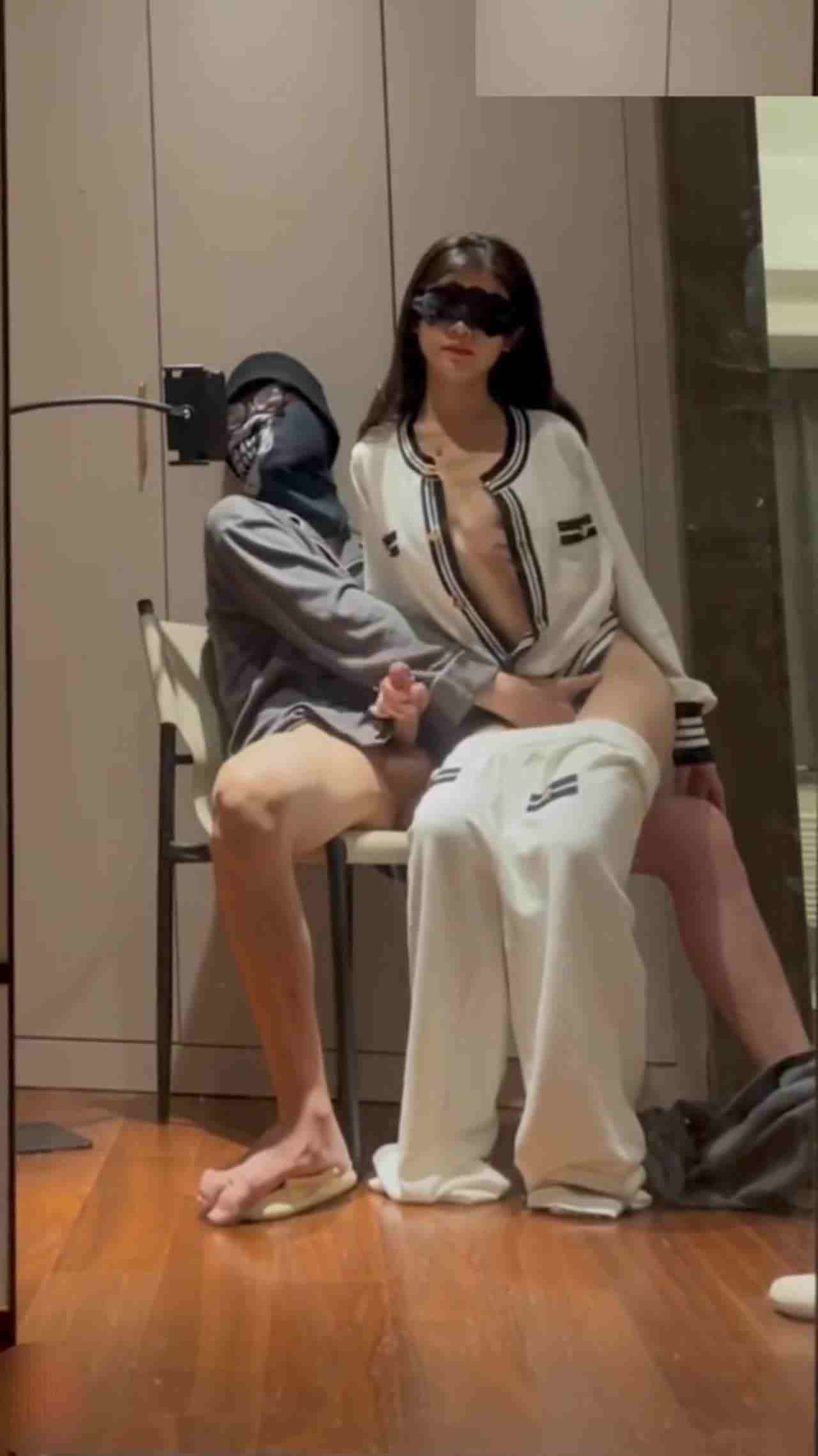  【羞耻征服女人，超爽索取快感】PUA大神征服母狗调教性奴，尤其是那个大屁股，猛锉大屌，大神操的啊叫！ 的剧照1