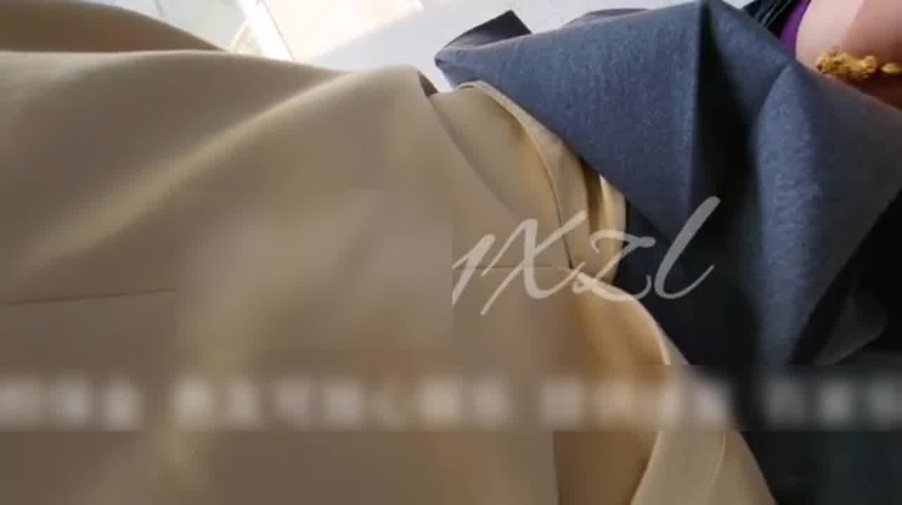  午休时间把公司前台叫到露天走廊口爆后入 的剧照8