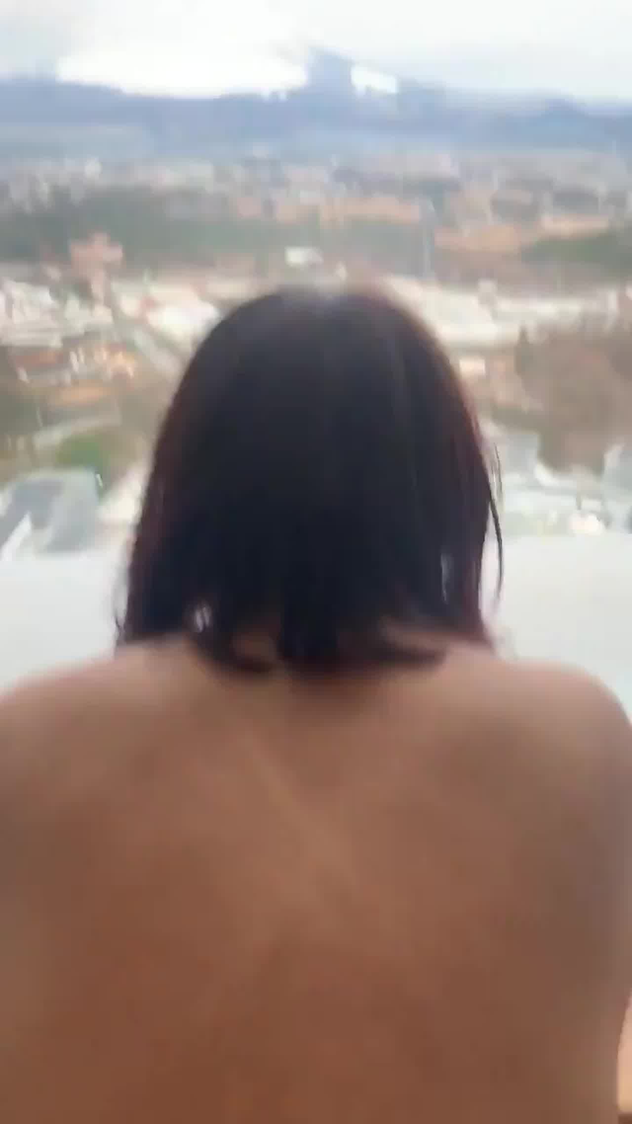  落地窗边后入 的剧照6